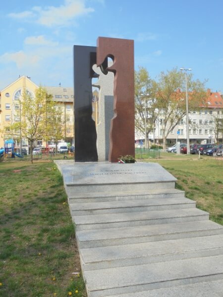 Nyíregyháza Holokauszt emlékmű fél emberalakjai gránitból