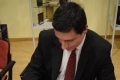 Sallay Gergely Pál dedikálja könyvét