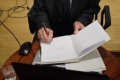 Szentváry-Lukács János dedikálja könyvét
