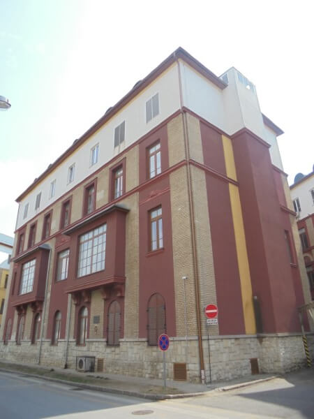 Nyíregyháza Jósa András kórház ezen épületében végezte el dr. Eisert Árpád az első magyarországi szívműtétet