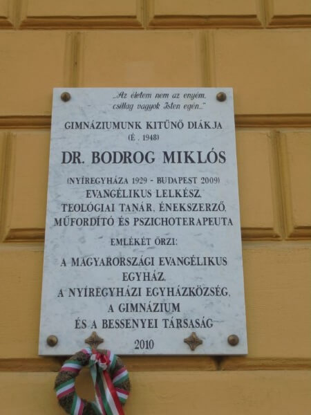 Nyíregyházi Evangélikus Kossuth Lajos Gimnázium falán dr. Bodrog Miklós emléktáblája