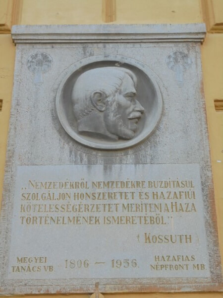 Nyíregyházi Evangélikus Kossuth Lajos Gimnázium falán Kossuth Lajos emléktáblája