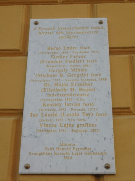 Nyíregyházi Evangélikus Kossuth Lajos Gimnázium falán az iskola híressé vált képzőművészeinek neve