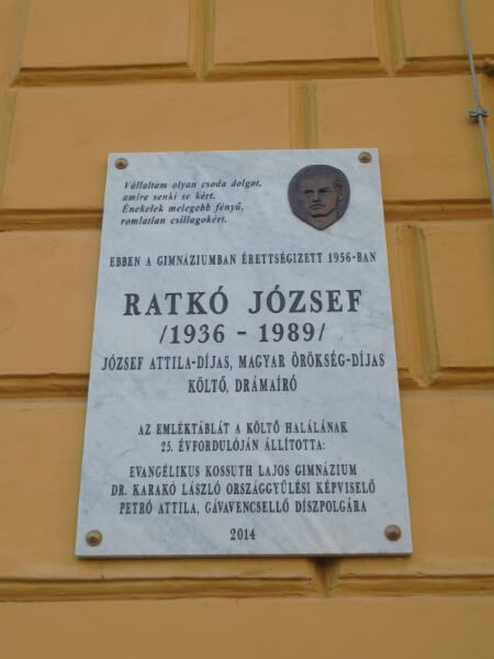 Nyíregyházi Evangélikus Kossuth Lajos Gimnázium falán Ratkó József emléktábla
