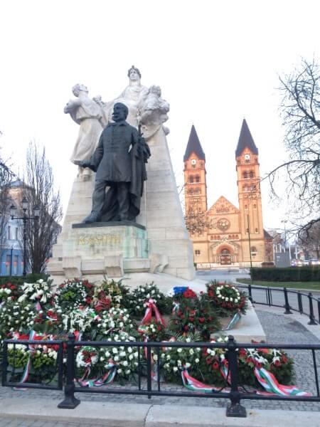 Nyíregyháza Kossuth terén álló Kossuth Lajos szobor és a Római katolikus templom a Március 15-ei ünnepség után