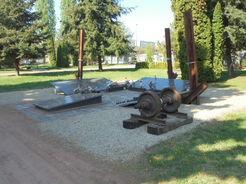 Málenkij robotra elhurcoltak és a Moldávia területén életüket vesztett magyarok emlékműve  a nyíregyházi temetőben