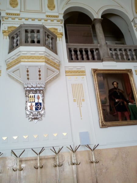 Szent István festmény a nyíregyházi Megyeházában a Szabolcs vármegye címerével
