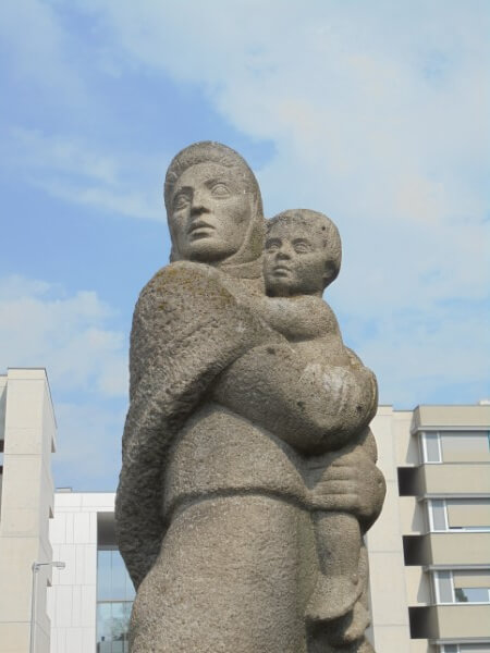 Nyíregyháza Menekülő anya szobor a Jósa András kórházban