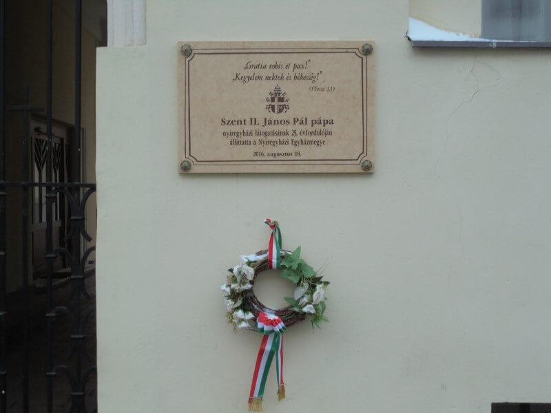 Nyíregyházi Egyházmegye Püspöki Hivatala Szent II. János Pál pápa Nyíregyházára látogatásának emléktáblája