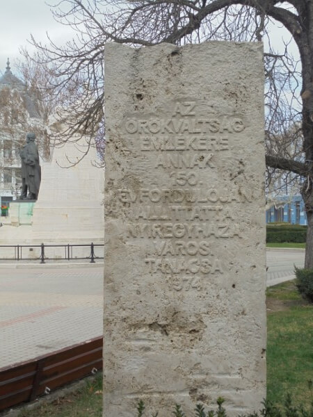 Nyíregyháza Örökváltság emlékoszlop és a Kossuth Lajos szobor