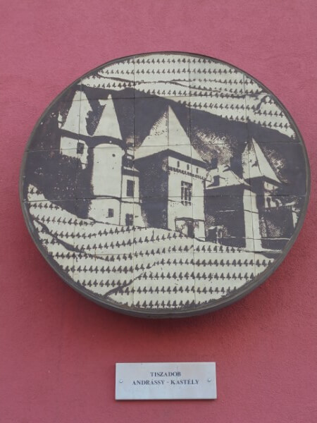A tiszadobi Andrássy-kastély egy kerámián Nyíregyházán a Piros ház falán
