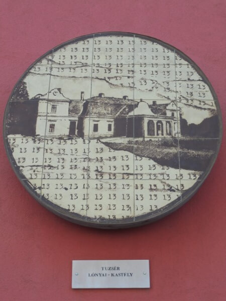 A tuzséri Lónyay-kastély egy kerámián Nyíregyházán a Piros ház falán