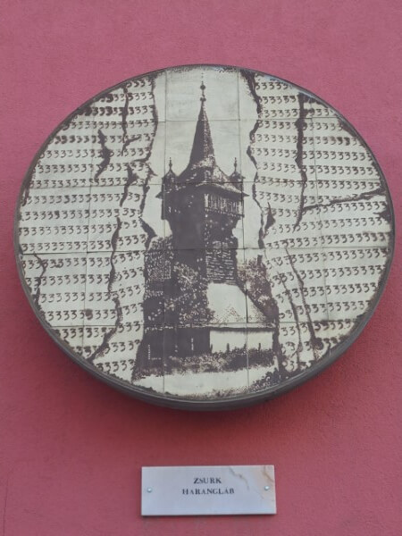 A zsurki harangláb egy kerámián Nyíregyházán a Piros ház falán