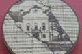 A nagykállói megyeháza egy kerámián Nyíregyházán a Piros ház falán