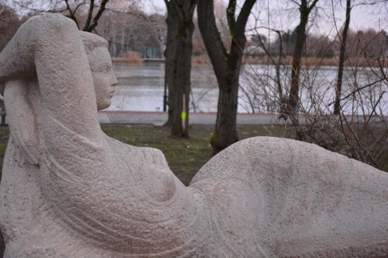 Nyíregyháza Fekvő nő szobor a sóstói tó partján
