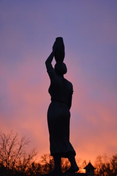 Nyíregyháza Sóstó Korsóvivő szobor a naplementében