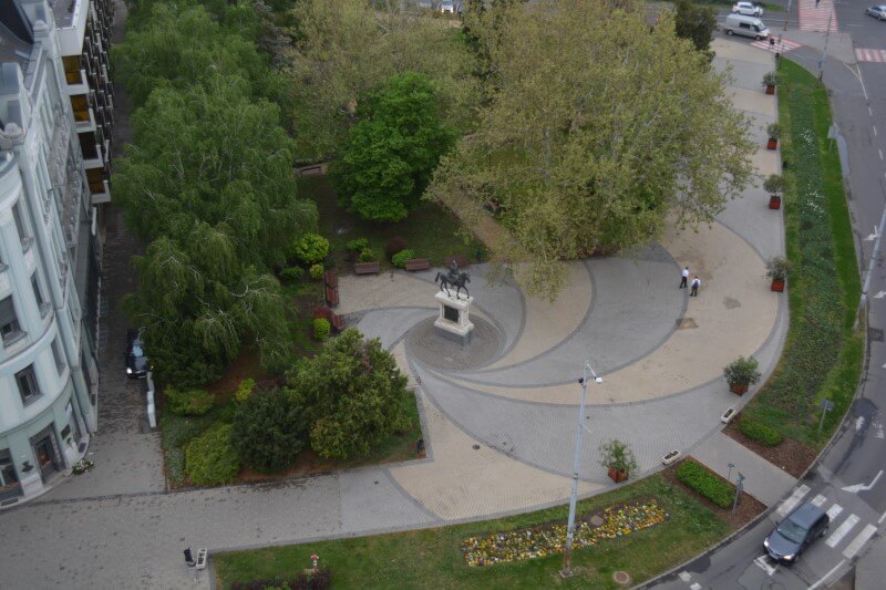 Nyíregyháza Látkép a szarvas irodaházból madártávlatból az Országzászló téren álló Magyar Huszár szobor