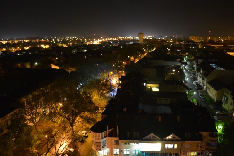 Nyíregyháza Éjszakai látkép madártávlatból a Szarvas utca és a Víztorony