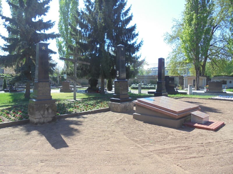 Szovjet emlékmű és sírok a nyíregyházi temetőben