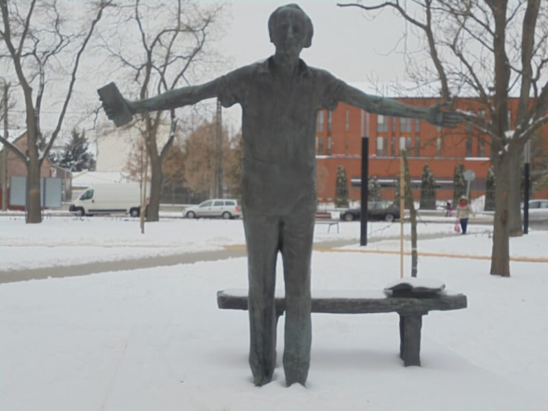 Nyíregyháza Váci Mihály szobor télen