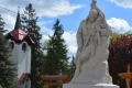 Nyírmeggyes Az I. világháborús hősök szobra és a Római katolikus templom Húsvétkor
