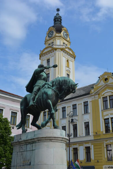 Pécs A Hunyadi János szobor és a városháza