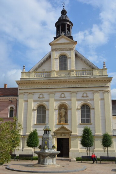 Pécs Irgalmasok Szent Sebestyén vértanú temploma és a Zsolnay kút