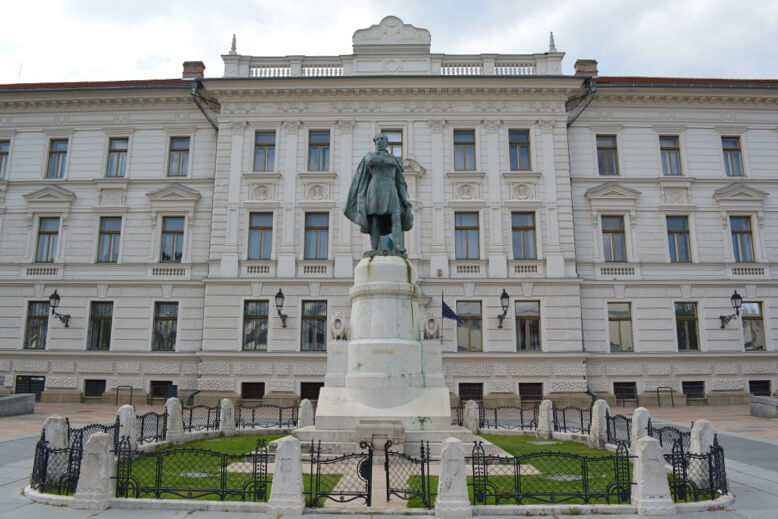 Pécs Kossuth szobor és a Kossuth tér