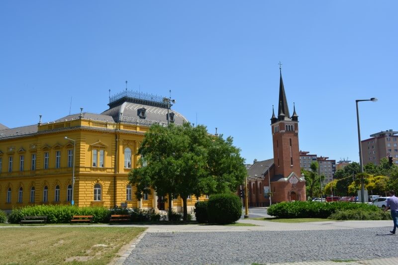 Székesfehérvári Evangélikus Egyházközösség temploma és a bíróság épülete