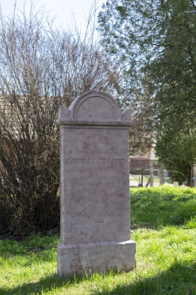 Soltész Eszter református lelkipásztor sírja a református templomkertben