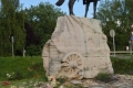 Tokaj Kiss Albert szobor egy sziklán