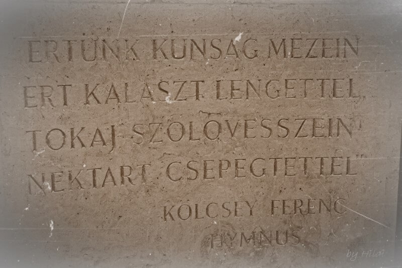 Tokaj Szent István szobron található tábla a Himnusz soraival