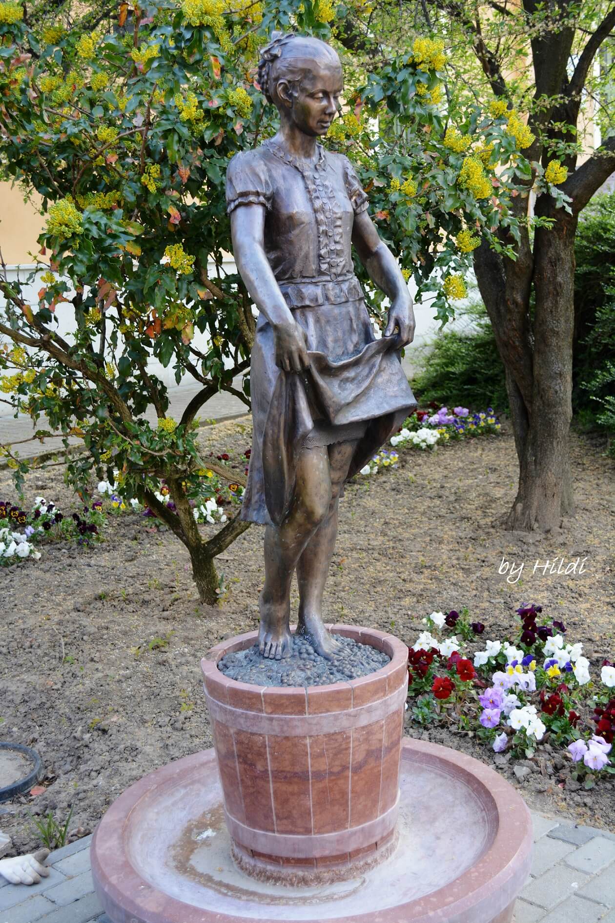 Tokaj Szőlőtaposó lányka szobor