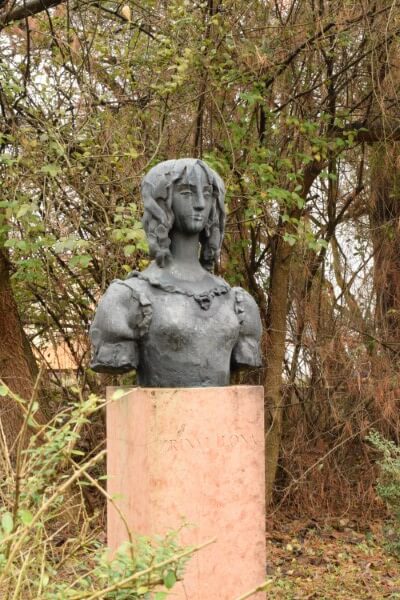 Vaja - Zrinyi Ilona szobor a Vay-kastély kertjében