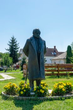 Tiszacsécse - A Móricz Zsigmond szobor
