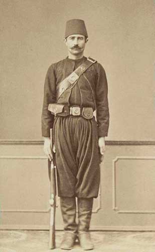 Ottomán katona 1880 körül. Csauszoknak nevezték a kisebb rangú török katonákat. Később Csószákra módosult.